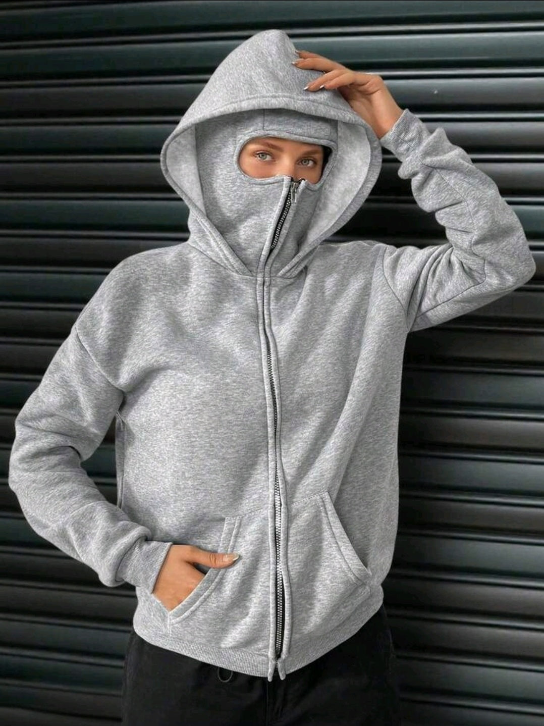 Mikina s integrovanou maskou a kapucňou