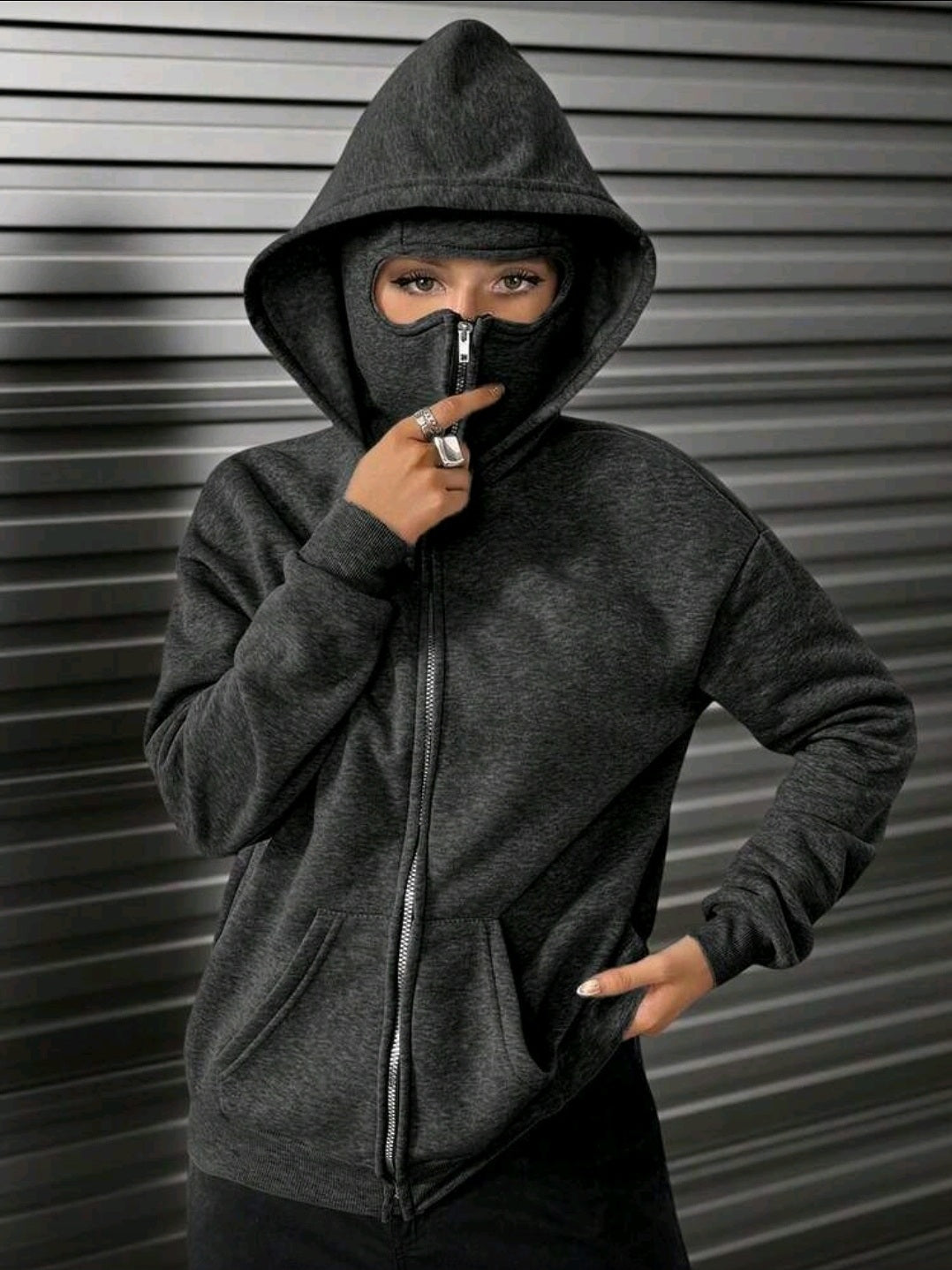 Mikina s integrovanou maskou a kapucňou