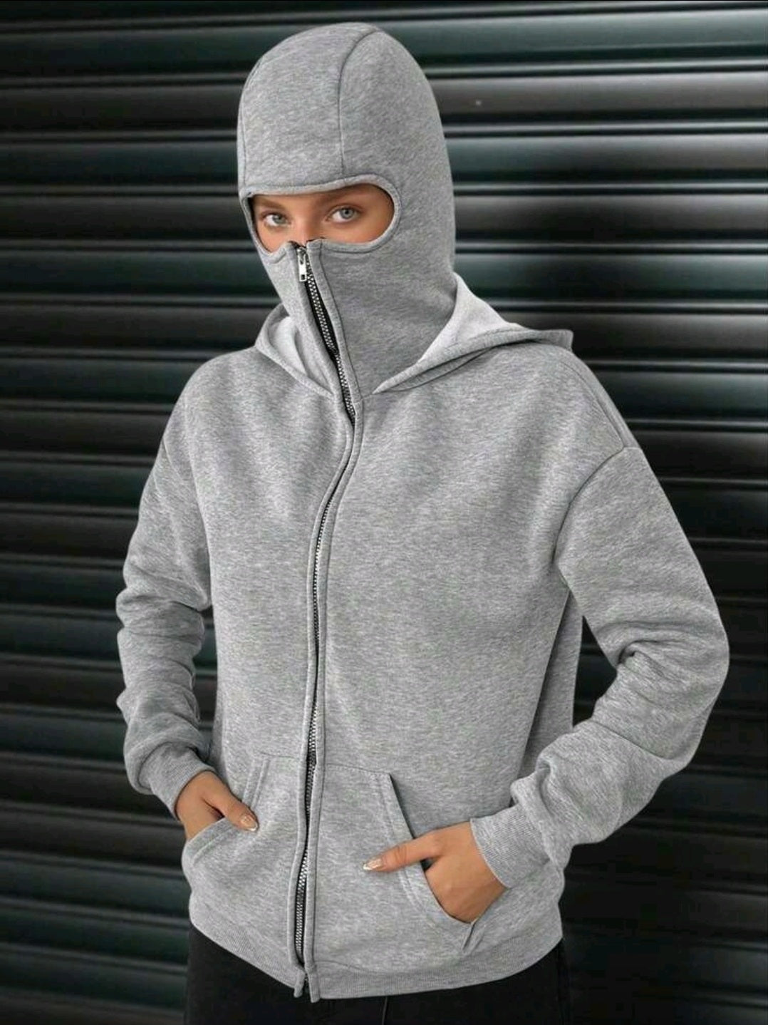 Mikina s integrovanou maskou a kapucňou